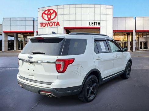 Used 2018 Ford Explorer XLT image 5