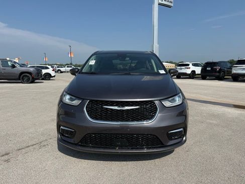Used 2023 Chrysler Pacifica Touring-L FWD image 8