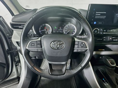 Used 2023 Toyota Highlander XLE FWD image 15