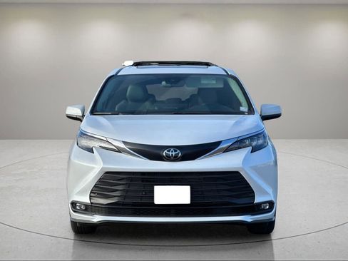 New 2026 Toyota Sienna XLE image 7