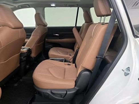 Used 2024 Toyota Grand Highlander AWD image 20