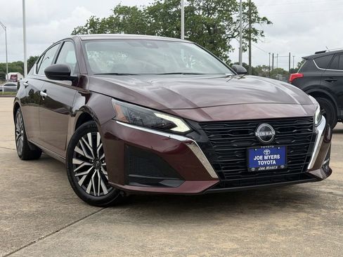 Used 2025 Nissan Altima 2.5 SV FWD image 2