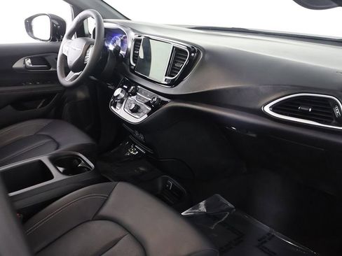 Used 2025 Chrysler Pacifica Select image 34