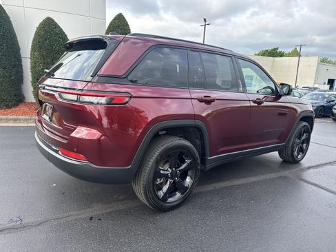 Used 2025 Jeep Grand Cherokee Limited w/ Black Appearance Package AWD/4WD image 4