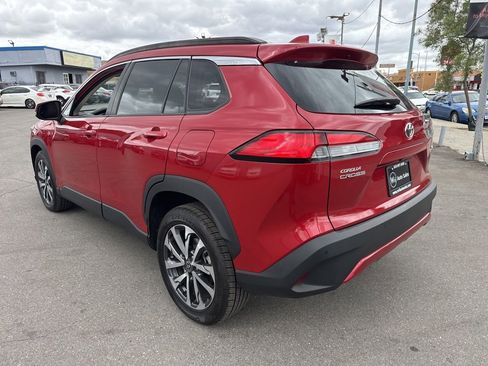 Used 2022 Toyota Corolla Cross XLE w/ Convenience Package FWD image 3