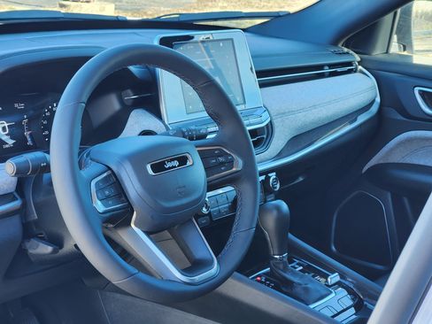 Used 2025 Jeep Compass Latitude image 23