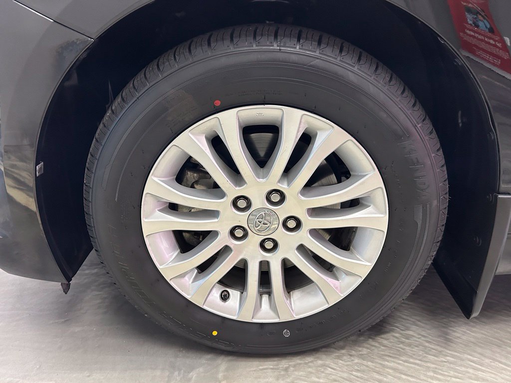 Used 2017 Toyota Sienna XLE FWD image 27