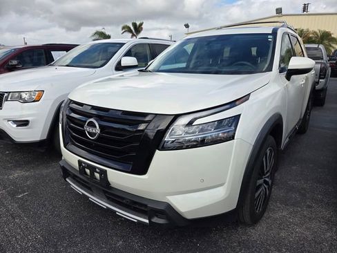 Used 2023 Nissan Pathfinder Platinum w/ Black Appearance Package AWD/4WD image 3