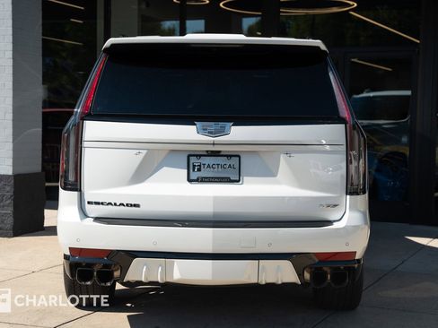 Used 2023 Cadillac Escalade V w/ LPO, ONYX Package image 12