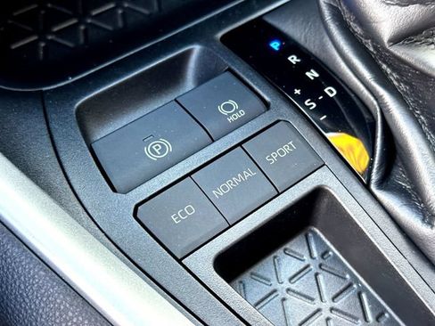 Used 2021 Toyota RAV4 XLE w/ Convenience Package FWD image 19