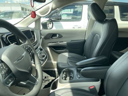 Used 2023 Chrysler Pacifica Touring-L FWD image 3