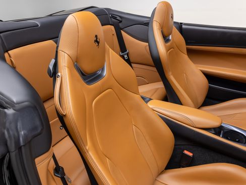 Used 2020 Ferrari Portofino RWD image 34