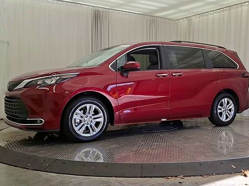 Certified 2024 Toyota Sienna XLE image 3