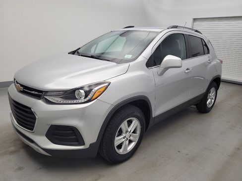 Used 2020 Chevrolet Trax LT w/ LT Convenience Package AWD/4WD image 2