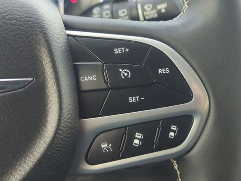 Used 2024 Chrysler Pacifica Touring-L FWD image 14