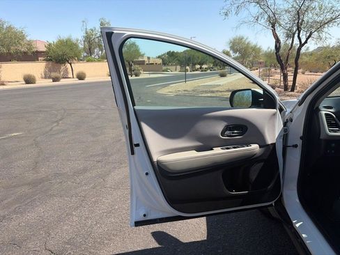 Used 2016 Honda HR-V LX image 10