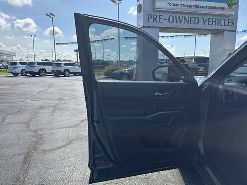 Used 2025 Nissan Pathfinder SL FWD image 10