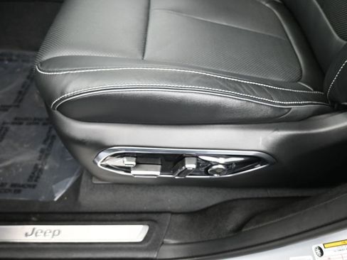 Used 2024 Jeep Grand Cherokee L Overland w/ Advanced Protech Group III image 16