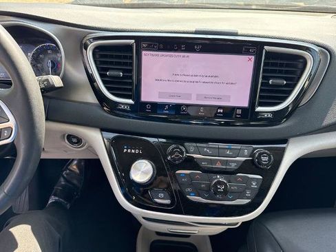 Used 2023 Chrysler Pacifica Touring-L image 9