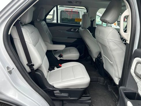 Used 2025 Ford Explorer Platinum w/ Ultimate Package AWD/4WD image 12