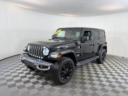Used 2023 Jeep Wrangler Sahara w/ Cold Weather Group AWD/4WD image 2