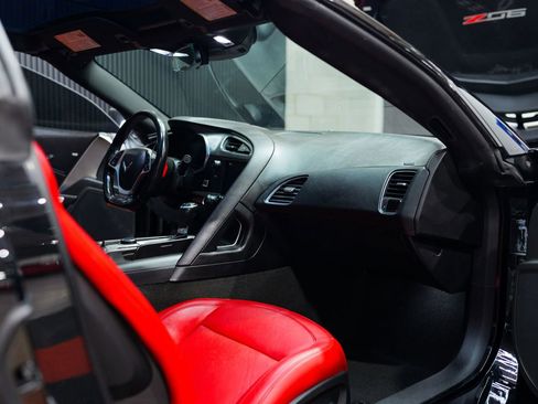 Used 2019 Chevrolet Corvette Z06 w/ Z07 Performance Package RWD image 38