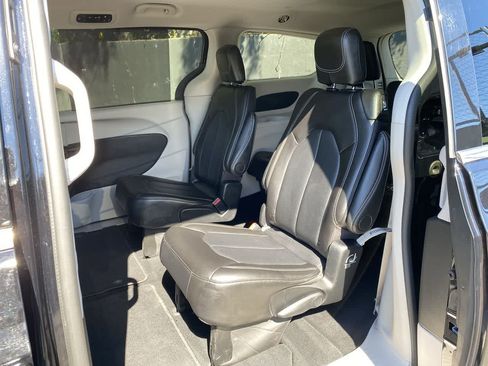 Used 2024 Chrysler Pacifica Touring-L FWD image 16