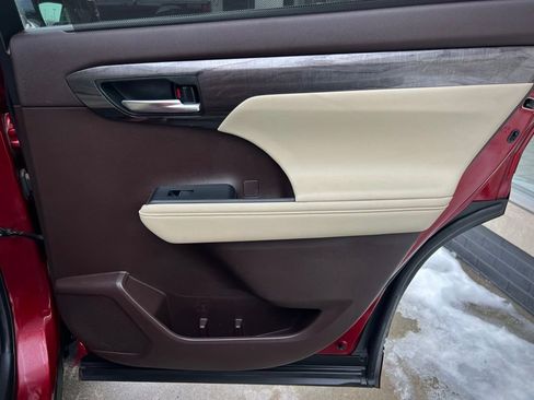 Used 2020 Toyota Highlander Limited image 25