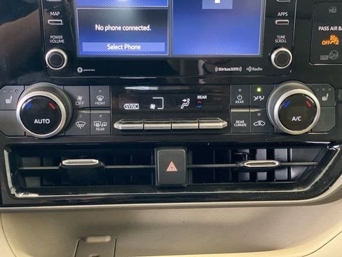Used 2022 Toyota Highlander XLE AWD/4WD image 21