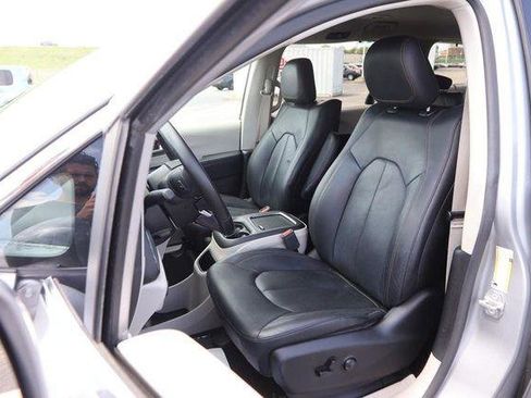 Used 2019 Chrysler Pacifica Touring-L Plus w/ Advanced Safetytec Group FWD image 9