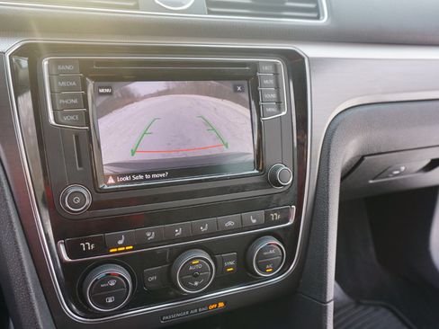 Used 2017 Volkswagen Passat 1.8T R-Line w/ R-Line Lighting Package image 16