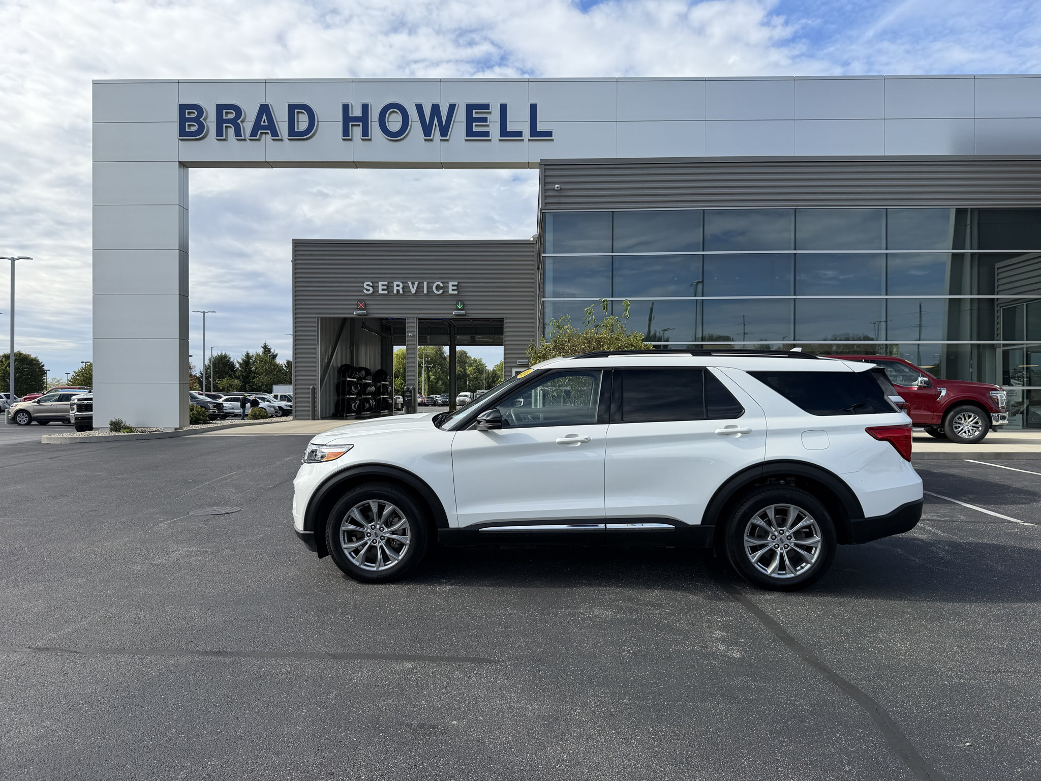 Used 2024 Ford Explorer XLT w/ Equipment Group 202A AWD/4WD image 1