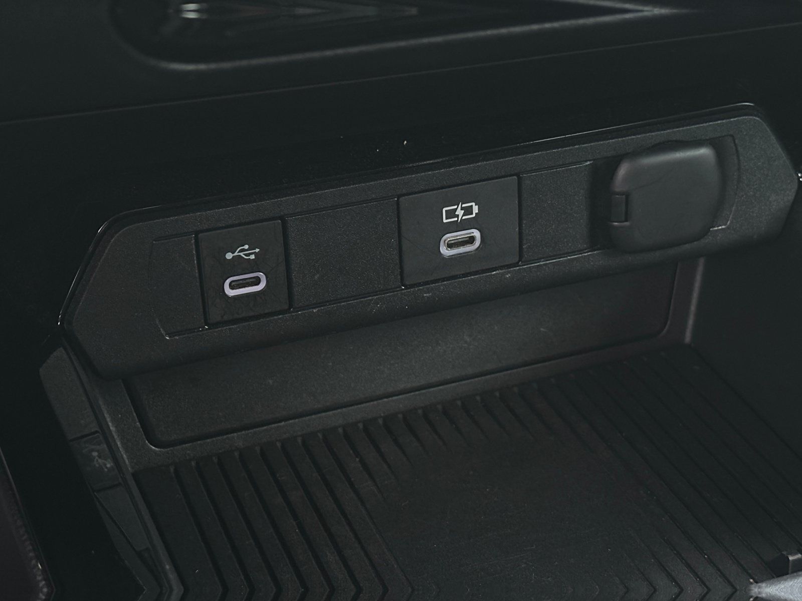 Used 2025 Toyota Prius LE FWD image 22