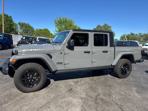 Used 2023 Jeep Gladiator Willys AWD/4WD image 3