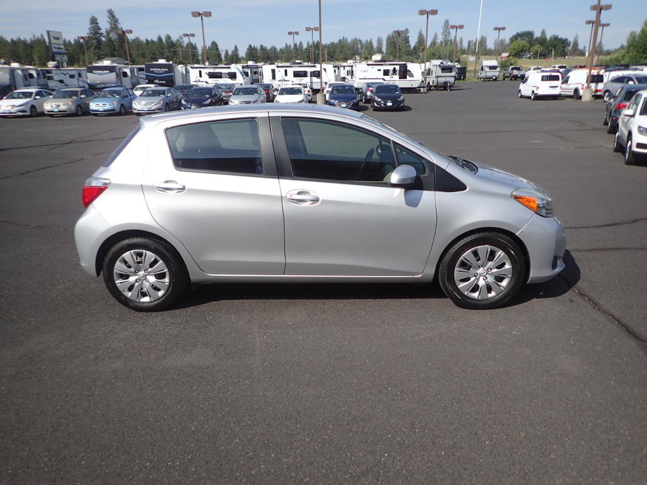 Used 2012 Toyota Yaris LE FWD image 6