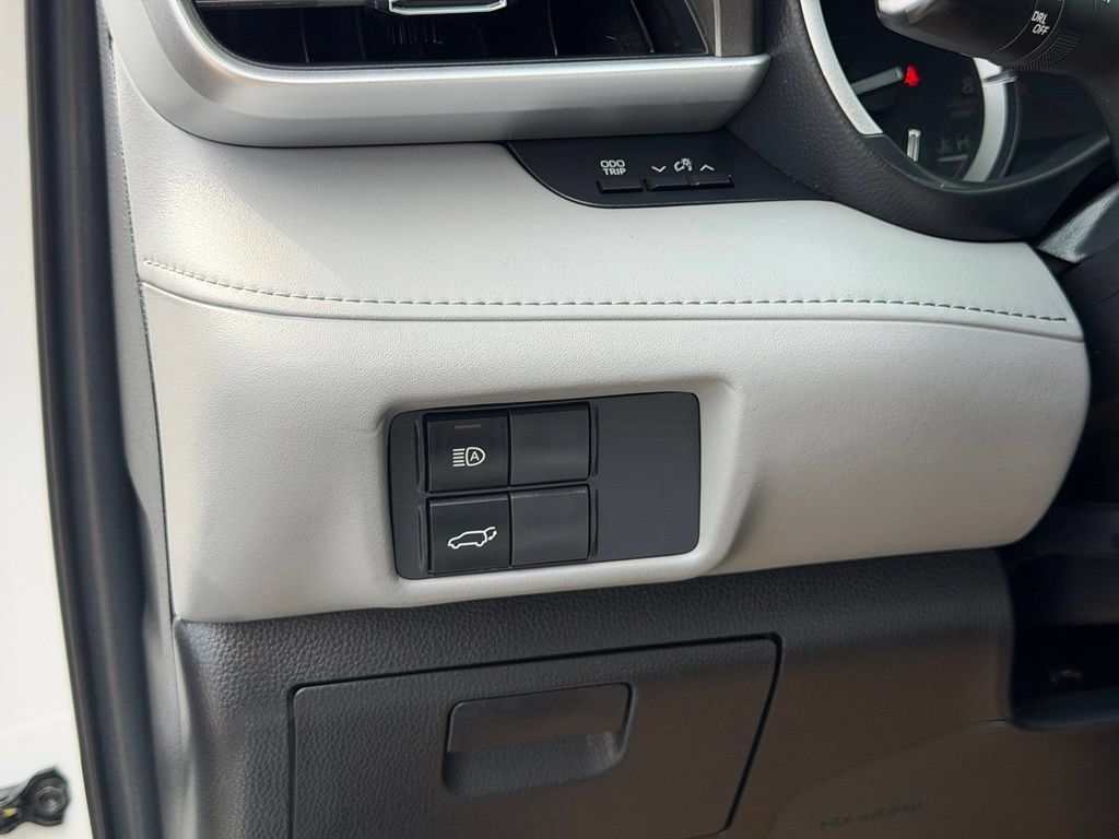 Used 2021 Toyota Highlander XLE AWD/4WD image 24