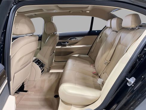 Used 2018 BMW 740i image 23