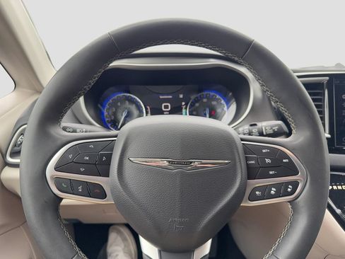 Used 2024 Chrysler Pacifica Touring-L FWD image 13