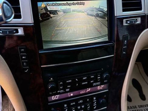 Used 2012 Cadillac Escalade Luxury image 12