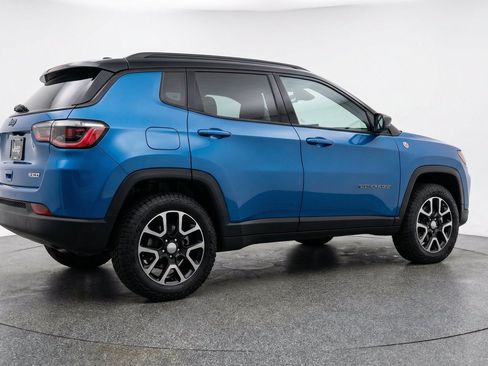 Used 2025 Jeep Compass Trailhawk AWD/4WD image 9