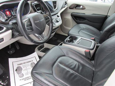 Used 2018 Chrysler Pacifica Touring-L Plus image 9
