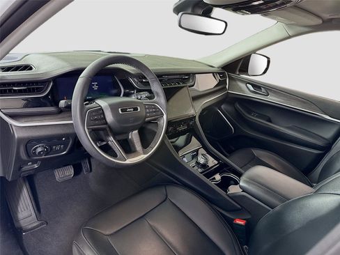 Used 2023 Jeep Grand Cherokee 4X4 image 3