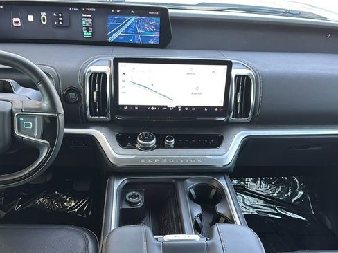 Certified 2025 Ford Expedition Platinum image 10