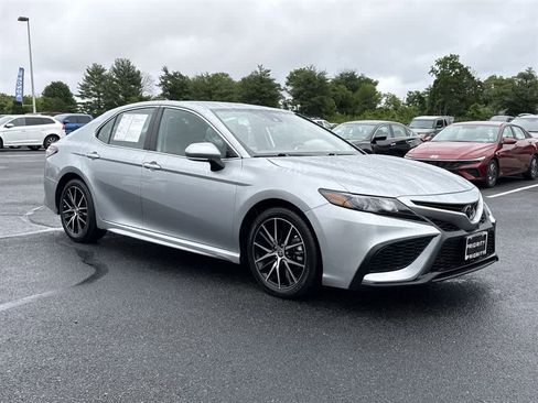 Used 2023 Toyota Camry SE FWD image 3