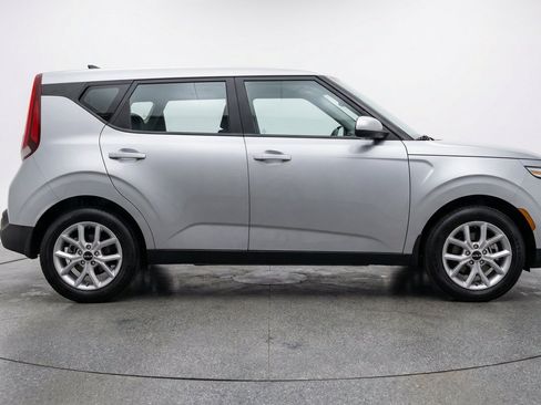 Used 2025 Kia Soul LX w/ LX Technology Package FWD image 11