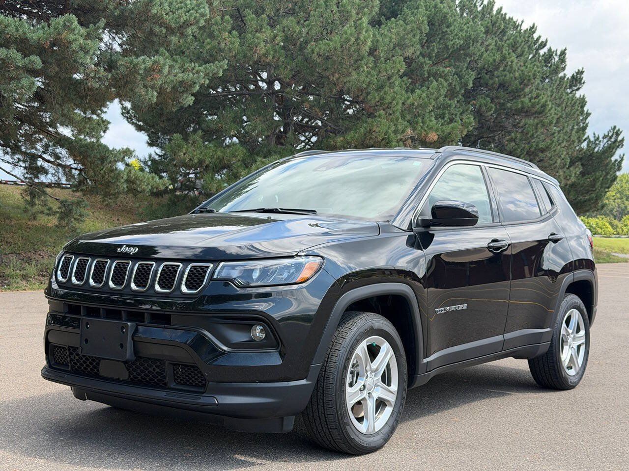 Used 2024 Jeep Compass Latitude w/ Convenience Group AWD/4WD image 1