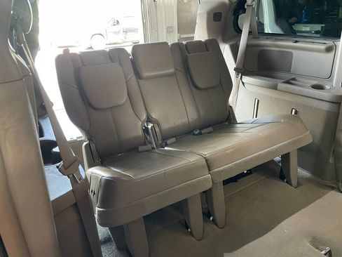 Used 2016 Chrysler Town & Country Limited Platinum FWD image 21