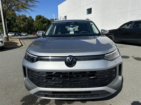 New 2025 Volkswagen Tiguan SE image 8