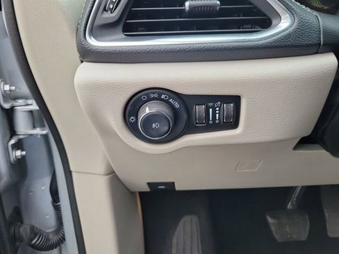 Used 2023 Chrysler Pacifica Limited FWD image 16