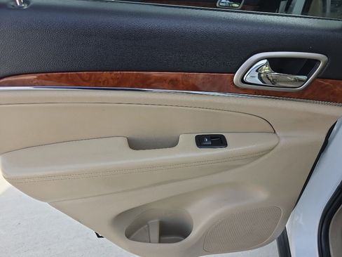 Used 2013 Jeep Grand Cherokee Limited w/ Luxury Group II image 15